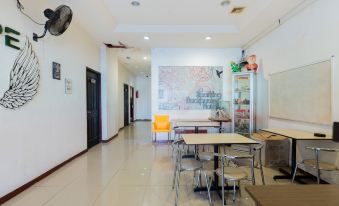 RedDoorz @ Sparkling Hotel near Stasiun Gubeng Surabaya