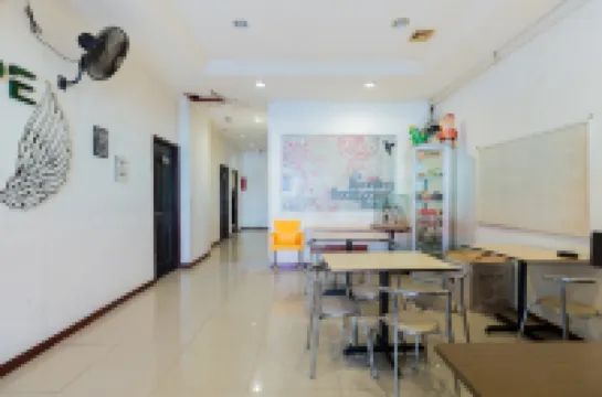 RedDoorz @ Sparkling Hotel near Stasiun Gubeng Surabaya