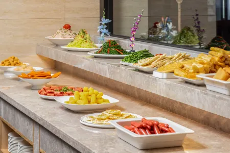 MEHOOD LESTLE The Traxland Hotel