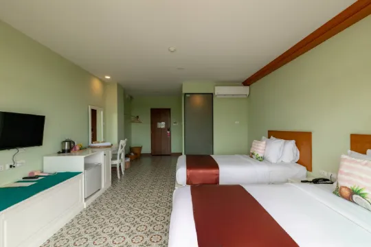 ห้องดีลักซ์เตียงคู่ พร้อมพื้นที่ทำงานร่วมกัน 24 ชั่วโมง