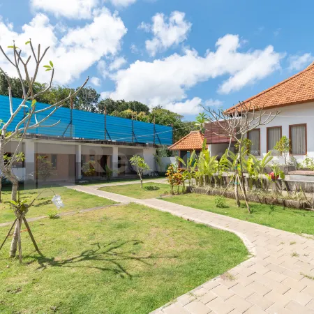 Brisk Homestay Uluwatu RedPartner Отели рядом с достопримечательностью «Тирта Улувату»