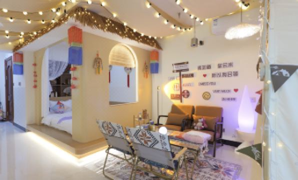 Memories of Light Luxury Internet Celebrity Movie Watching Homestay