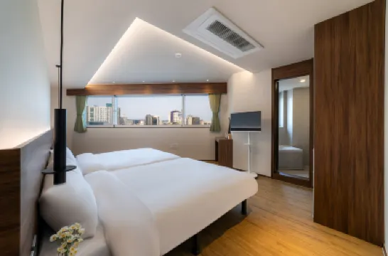 Four Gates Hostel Hotels near Jonggak Station
