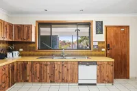 Cozy Rooms – Quiet Street, Close to Shops & Transit - Parking