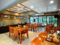 Blue River Resort Hotels near Wat Chulamani