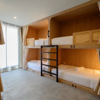 Yen Hostel & Smoothies Silom Hotel dekat Dermaga Oriental Hotel