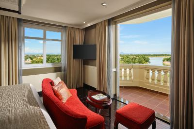 ロイヤルデラックスルーム(キング)(エグゼクティブラウンジアクセス) ホテル ロイヤル ホイアン Mギャラリーの写真