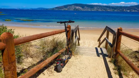 Beach House 3 mins walk Bellerive Beach, Hobart Отели в г. Беллерайв