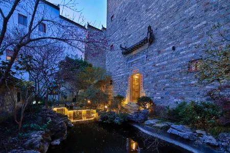 Wuhuatang Boutique Hostel Отели рядом с достопримечательностью «Yancun Ancient Building Complex in Ming and Qing Dynasties»