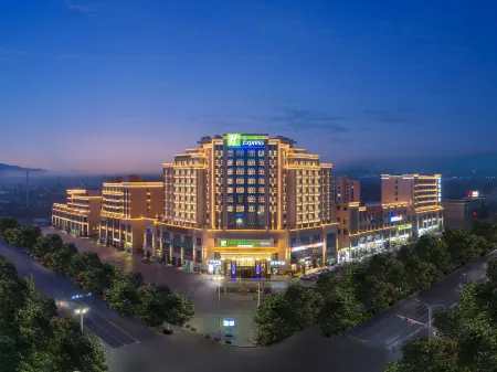 Holiday Inn Express Turpan (Meishingtiancheng Food Street Branch) Отели рядом с достопримечательностью «Grape Valley»