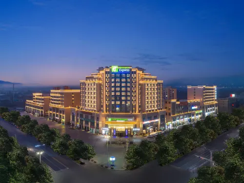Holiday Inn Express Turpan (Meishingtiancheng Food Street Branch) Hotels in Turpan