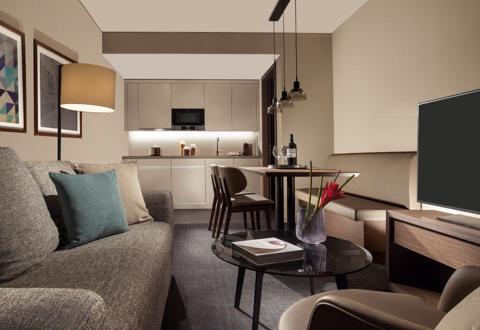 Acasa Suites Zurich Oerlikon의 조식 뷔페가 차려진 레스토랑 전경입니다.