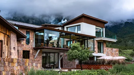 Lijiang Snow Mountain stone house Отели рядом с достопримечательностью «Zimeihu Places of Interest»