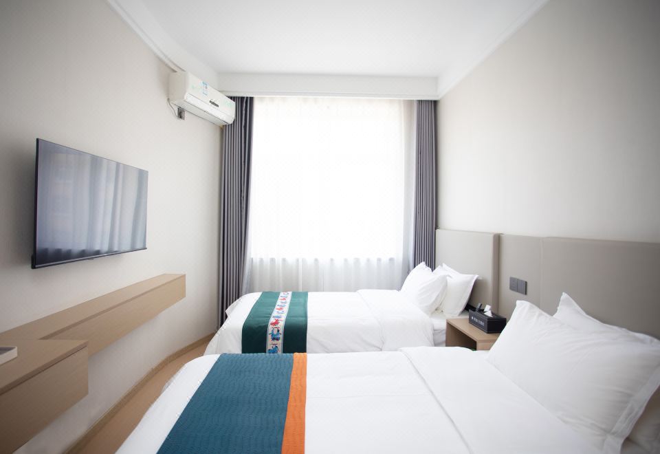 깔끔하게 정리된 호텔 객실 내부 사진