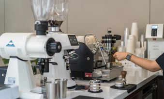 ...and hotel(Beijing South Railway Station Yangqiao)