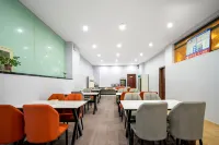 Jinglang Business Hotel (Dengzhou Railway Station)
