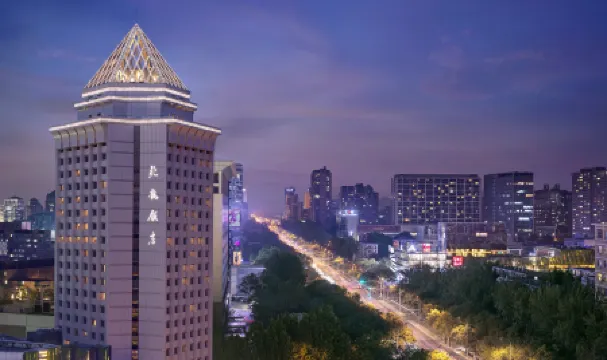 BEI Zhaolong Hotel, JdV by Hyatt Отели рядом с достопримечательностью «Sanlitun»