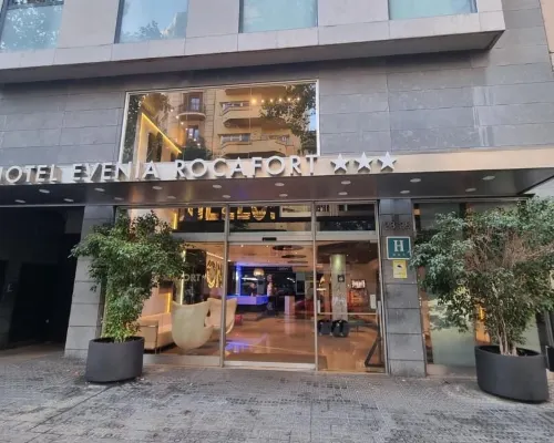 伊羅飯店 波普萊塞地鐵站（Poble Sec）附近的飯店