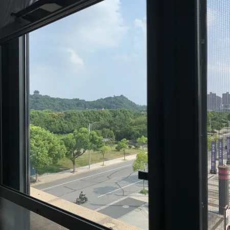 Elong Yam Hotel (Zhenjiang Xijindu Ancient Street Jinshan Temple)