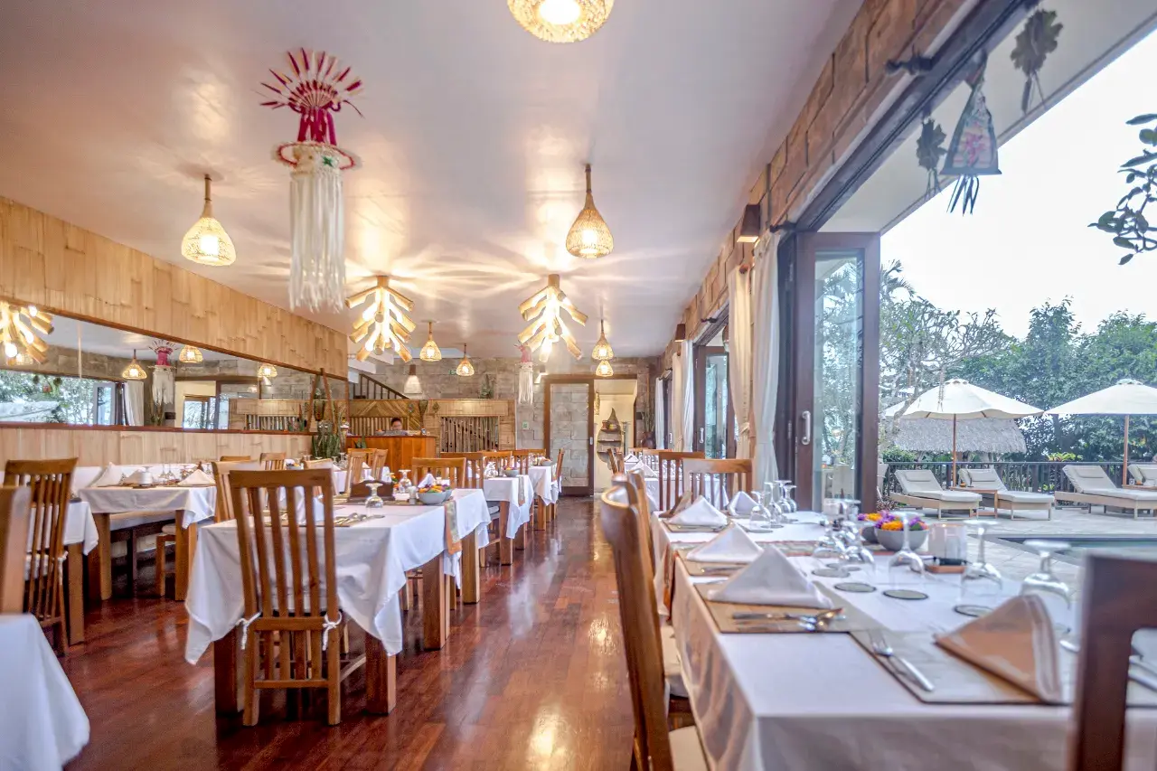 정글 뷰 욕조에서 즐기는 플라워 배스