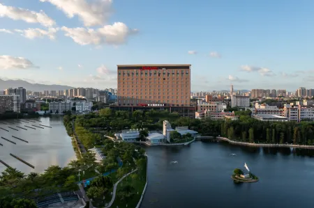 Hampton by Hilton Xiamen Jimei Xinglin Bay Отели рядом с достопримечательностью «Xiamenshi Library (xinglinfenguan)»