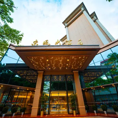 Dongfeng Hotel Отели рядом с достопримечательностью «Юэсю»