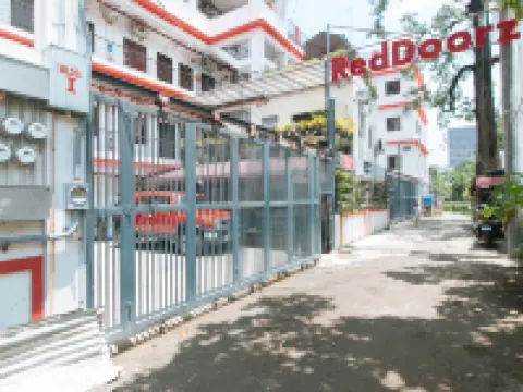 RedDoorz Plus near Tambo Paranaque Hotels near Arista Place