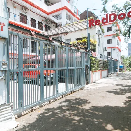RedDoorz Plus near Tambo Paranaque Отели рядом с достопримечательностью «Arista Place»