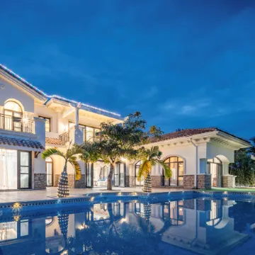 Sun Moon Beach swimming pool courtyard (Shek Mui Wan Shop)