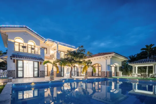 Sun Moon Beach swimming pool courtyard (Shek Mui Wan Shop)