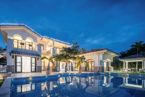Sun Moon Beach swimming pool courtyard (Shek Mui Wan Shop)