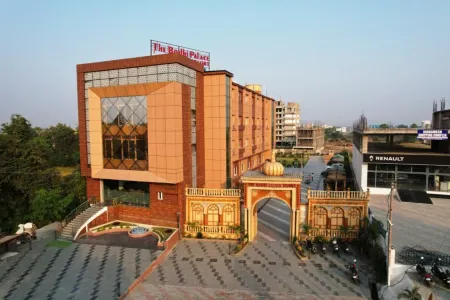 The Bodhi Palace Resort Отели рядом с достопримечательностью «Vishnupad Temple»