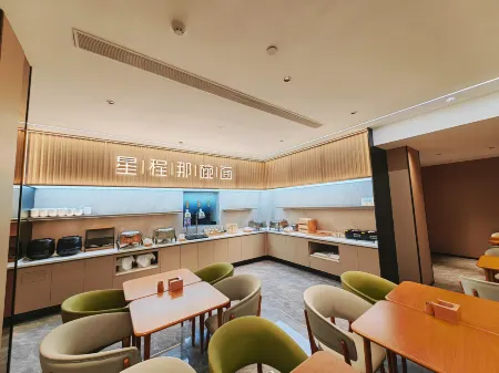 Starway Hotel (Baicheng Min Plaza) Отели в г. Байчэн