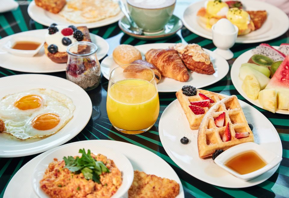 안다즈 캐피탈 게이트 아부다비의 독특한 외관