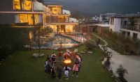 Lijiang Yu Xue Yi Jing Snow Mountain View Resort Hotel