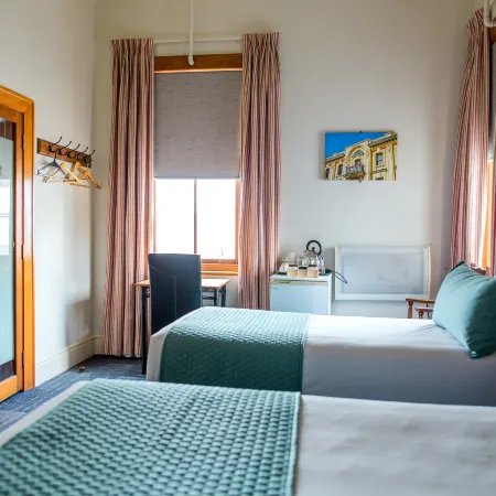 The Cambridge Hotel & Backpackers Отели рядом с достопримечательностью «Гора виктория»