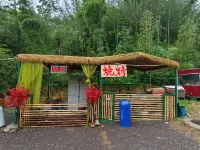 六萬情峽嶺上花開宿營地
