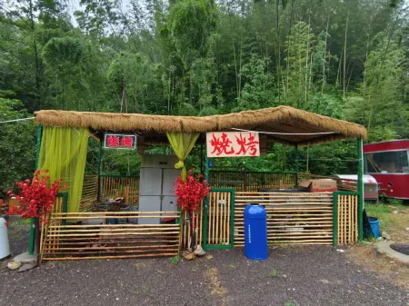 Liuwanqing Gorge Ling Shang Hua Kai Camping Hotel Отели в г. Хошань