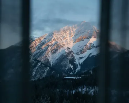 Luxury Mountain View Hot Spring Resort (Private Oxygen Spa Hotel at the Foot of the Snowy Mountain) โรงแรมในเซี่ยวจิน