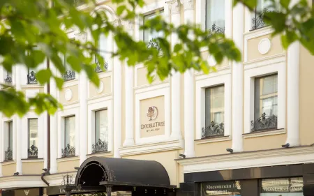 Даблтри Хилтон Казань Отели рядом с достопримечательностью «Мечеть Кул Шариф»