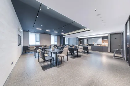 Atour Light Hotel, North Gate of Shougang Park, Shijingshan District, Beijing Отели рядом с достопримечательностью «Jinan Garden»