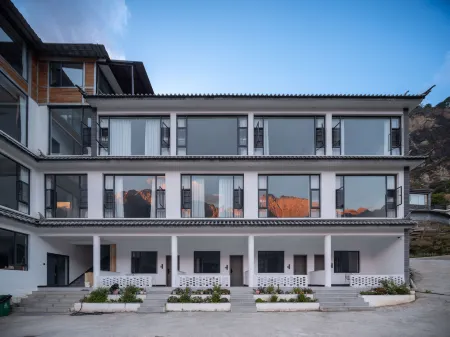 Upper trekking route·Cloud  Way·Snowy mountain view homestay Отели рядом с достопримечательностью «First bay of the Yangtze River»