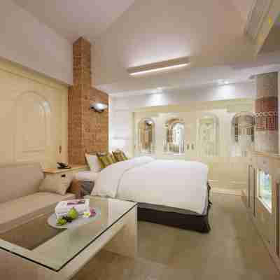 BE FREE HOTELS甲府は2025年8月にカップル専用のホテルをフルリノベーションした まったく新しいスタイルのホテルです様々なご利用者様の自由な過ごし方を提供するホテルとしてBE FREE HOTELsと名付けました Rooms