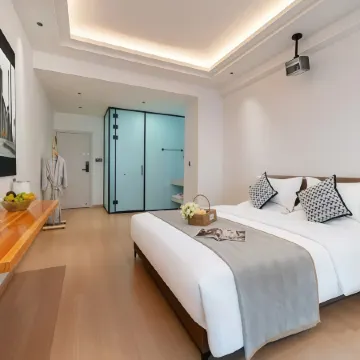 Baiyi Audio-Visual Hotel (Guilin High-Speed Railway North Station)