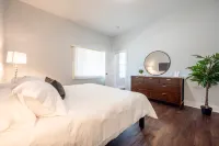 Blue Bungalow: 3 En-Suite on Main Floor - parking