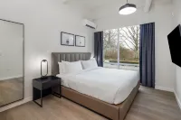 Steveston Waterfront Hotel Hotels in Tsawwassen