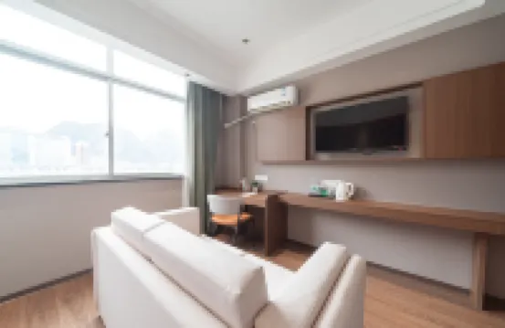 宜朵·觀山澗酒店（金城江白馬步行街店）