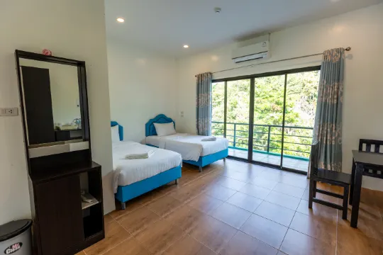 ห้องดีลักซ์ เตียงคู่ วิวลำธารธรรมชาติ