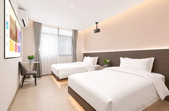 Xinxinrong Hotel (Kunming Railway Station Shuangqiao Night Market Style Street)