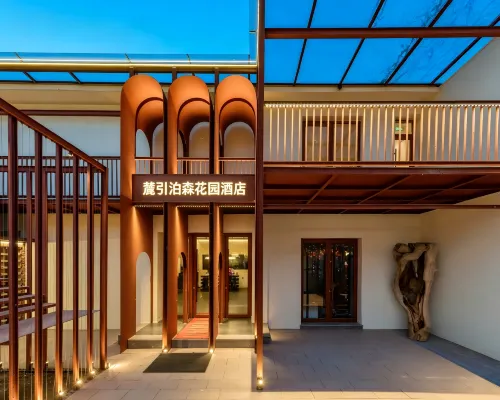 Luyin Boson Hotel (Suning Plaza Ahldin Botanical Garden) Hotels in Baotou